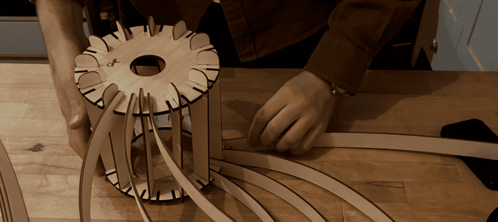 Robin fabricant un luminaire dans l'atelier de Lyon