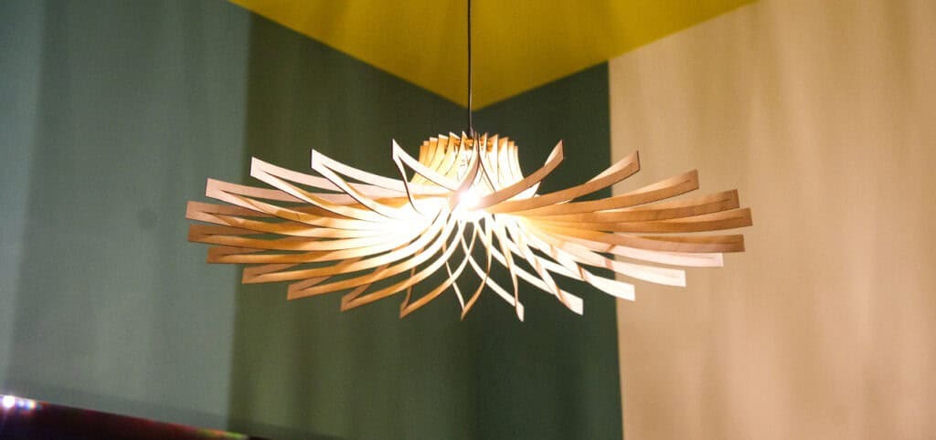 Une lampe en bois design sous un haut plafond