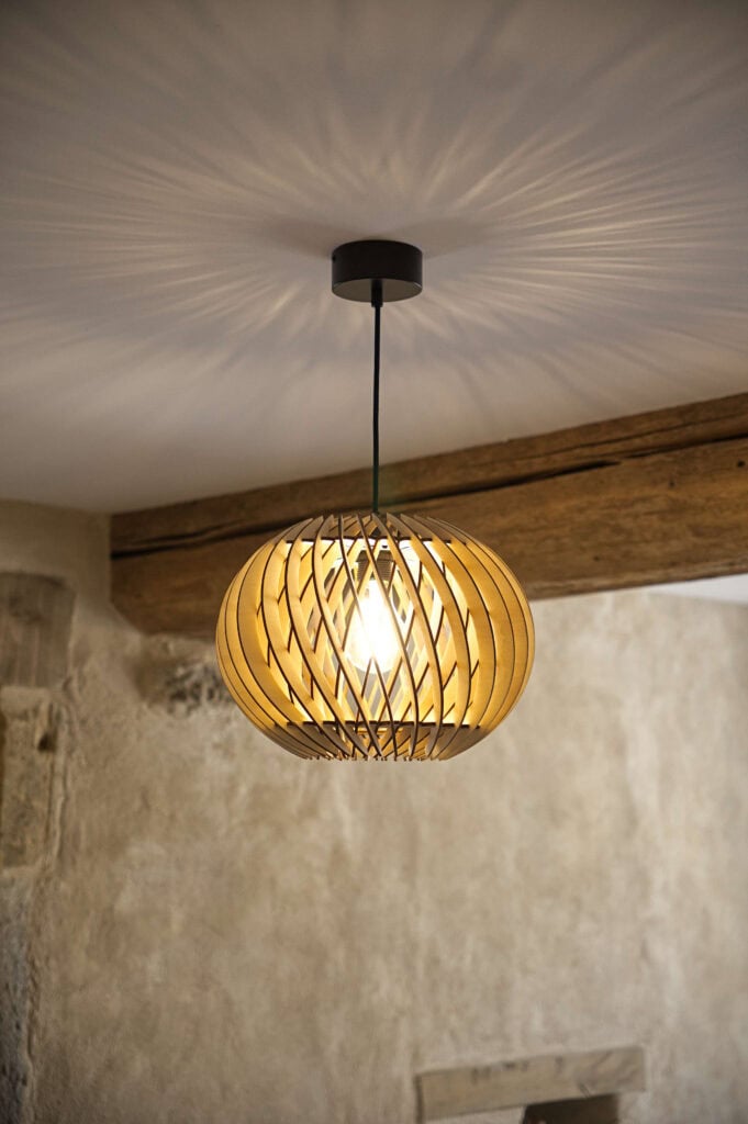 Suspension en bois dans un espace cozy