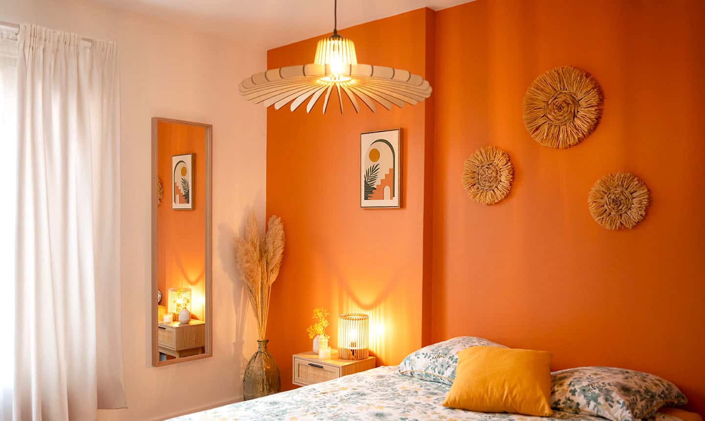 Luminaire en bois éclairant une chambre