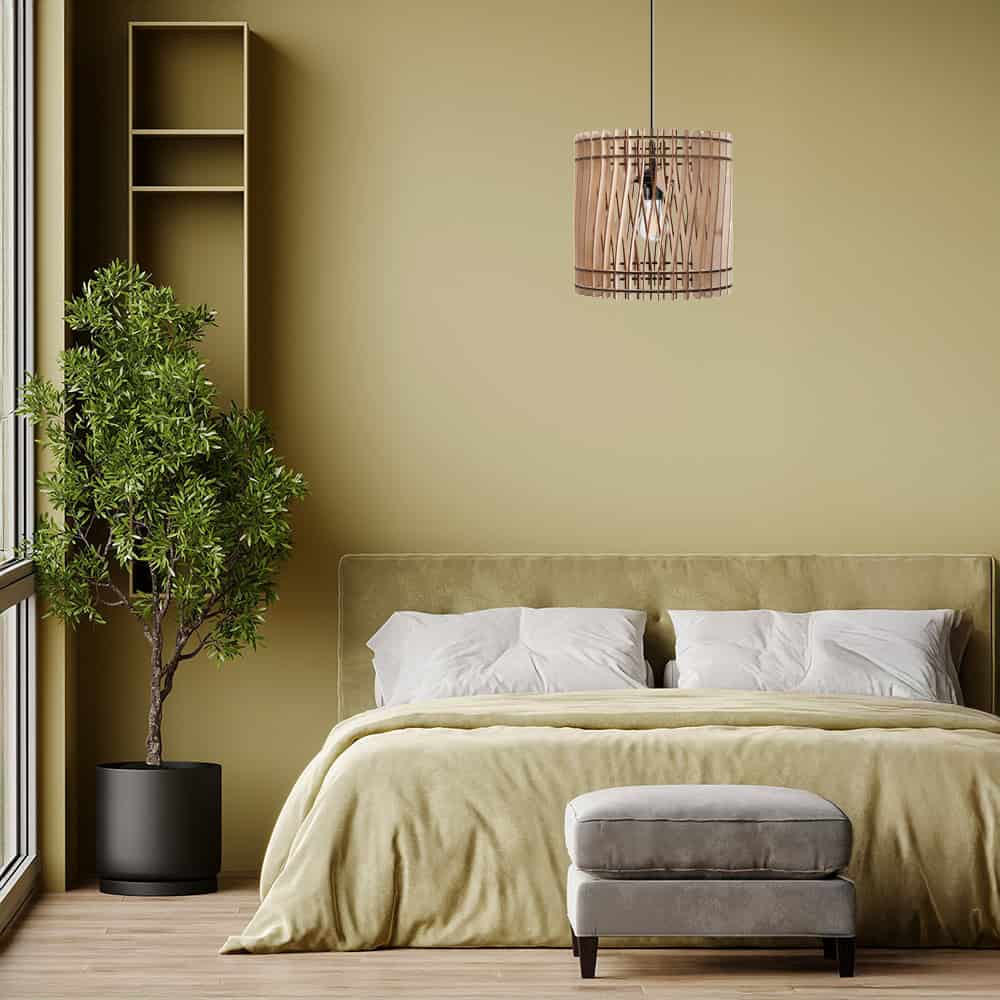 Luminaire en bois dans une chambre avec un lit