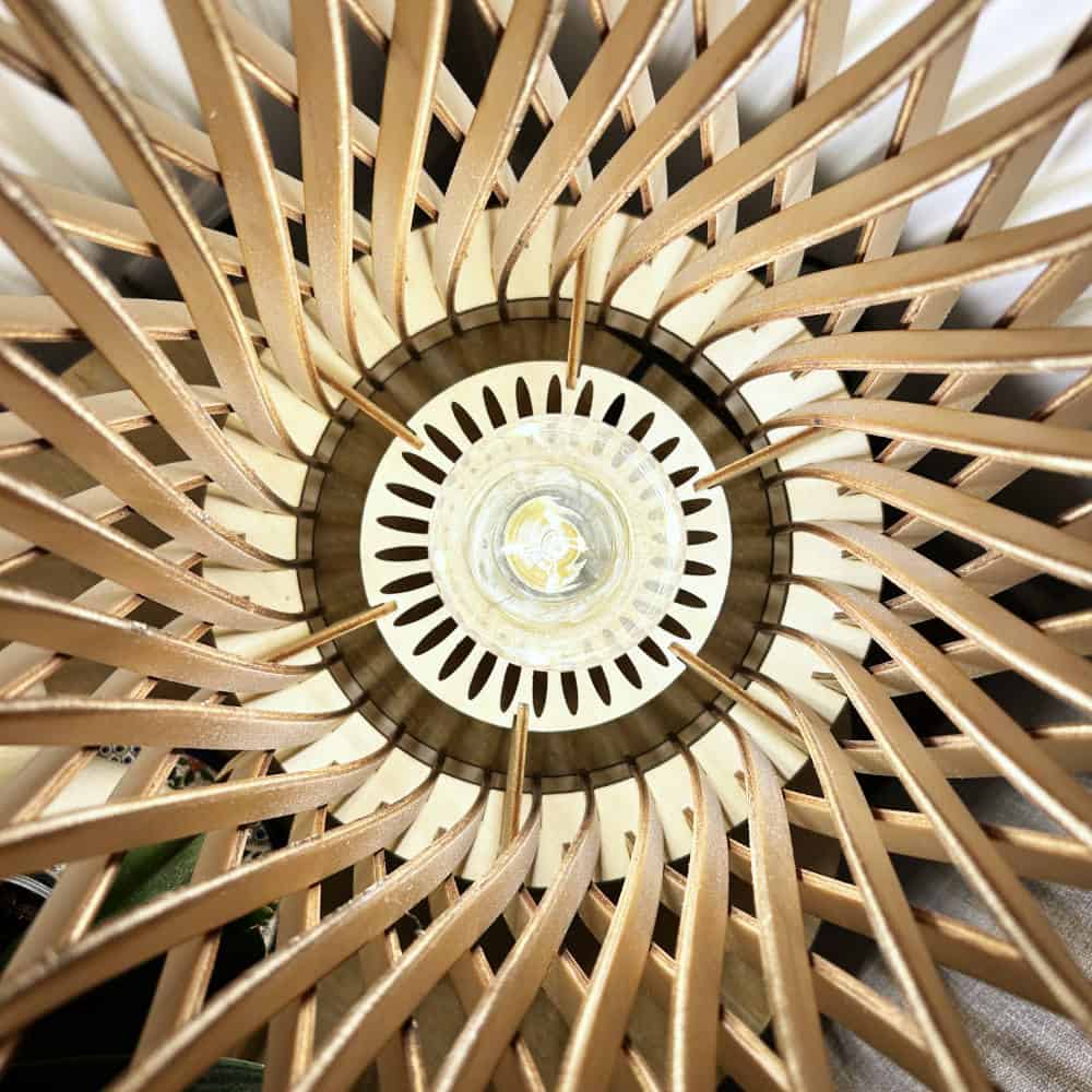 Détail d'un luminaire en bois Atelier Sâpi