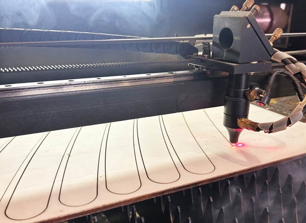 Découpe laser du bois pour luminaire artisanal