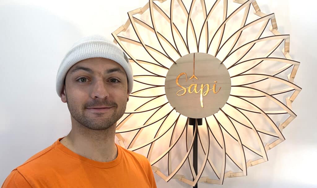 Robin devant un lampadaire en bois