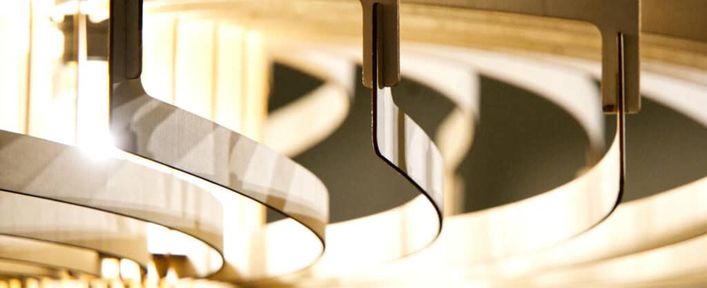 Un zoom sur un luminaire en bois : Olivia La gardiena