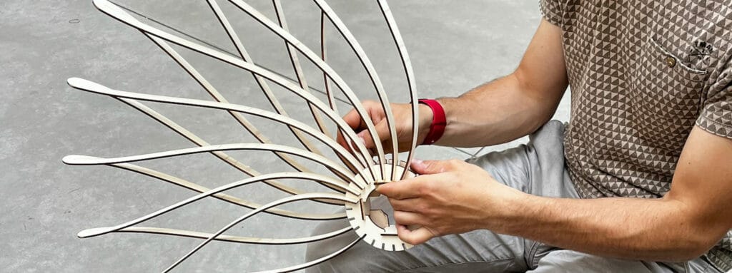 Robin, artisan, qui assemble facilement un luminaire en kit