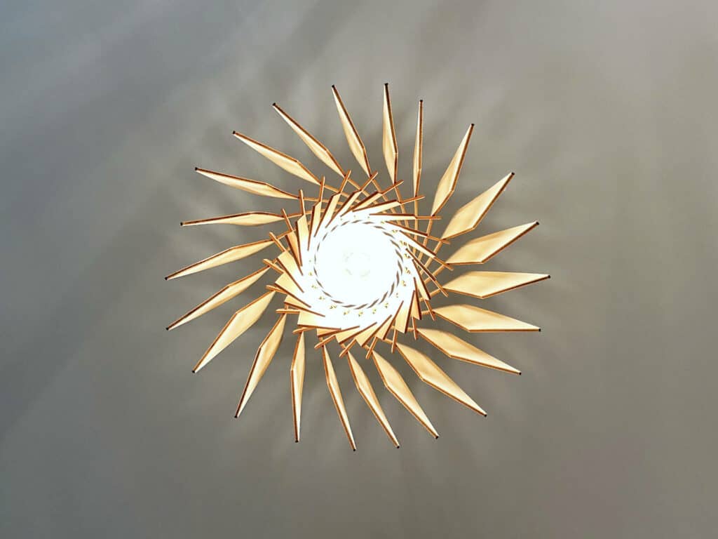 La vue de dessous d'un lustre en bois qui éclaire