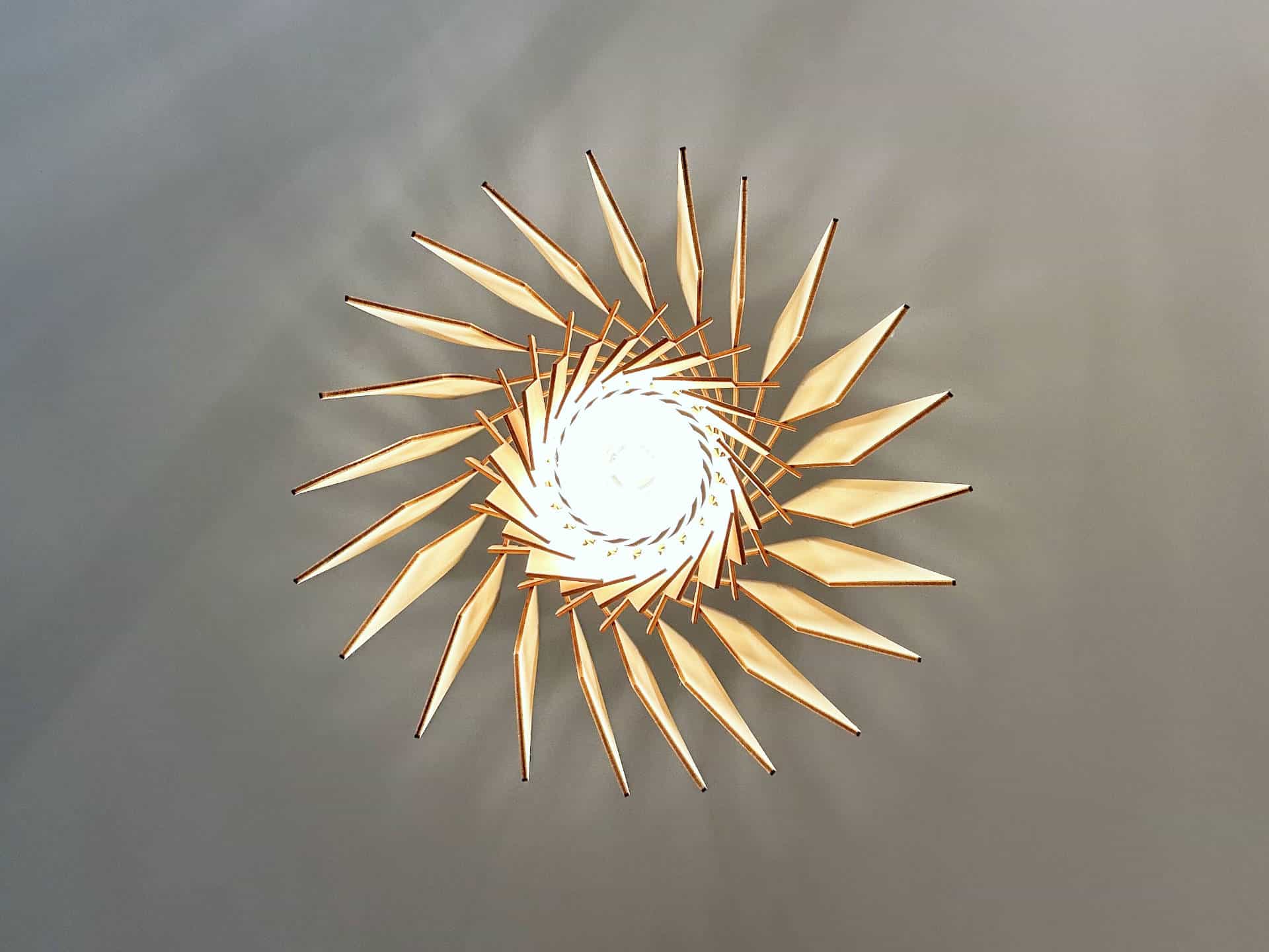 La vue de dessous d'un lustre en bois qui éclaire