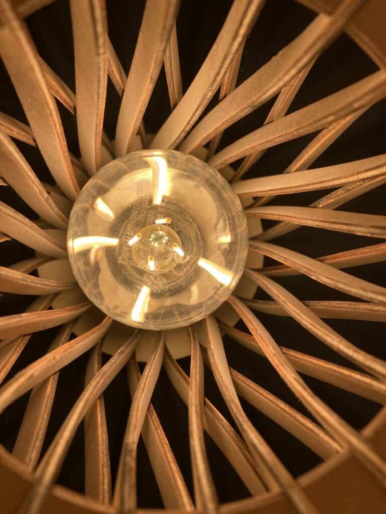 Un détail sur l'ampoule, dans la suspension Vincent L'incandescent