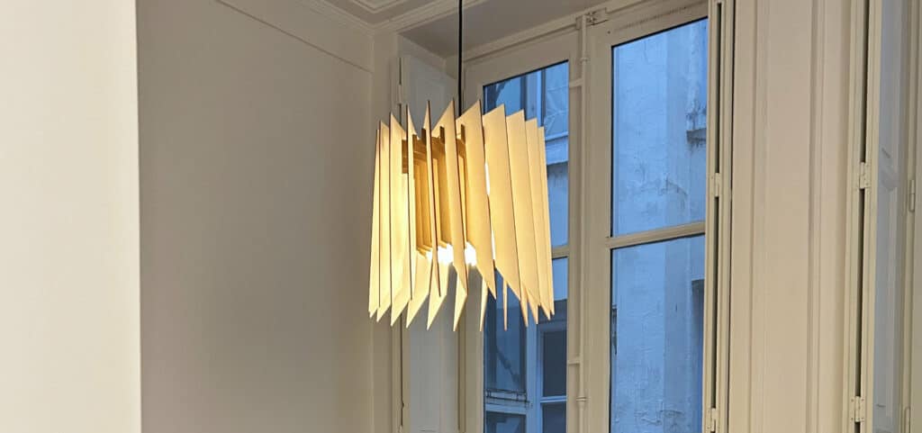 Une suspension en bois design allumée