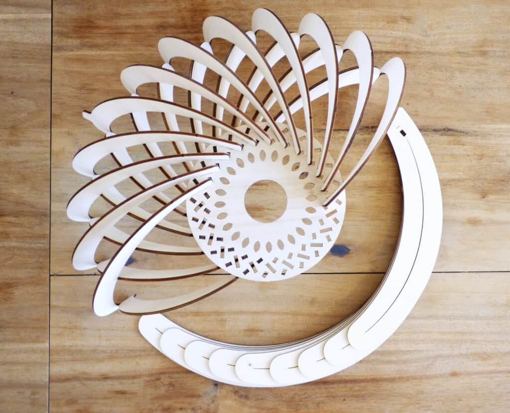 Emballage et expédition soignée d'un luminaire en bois