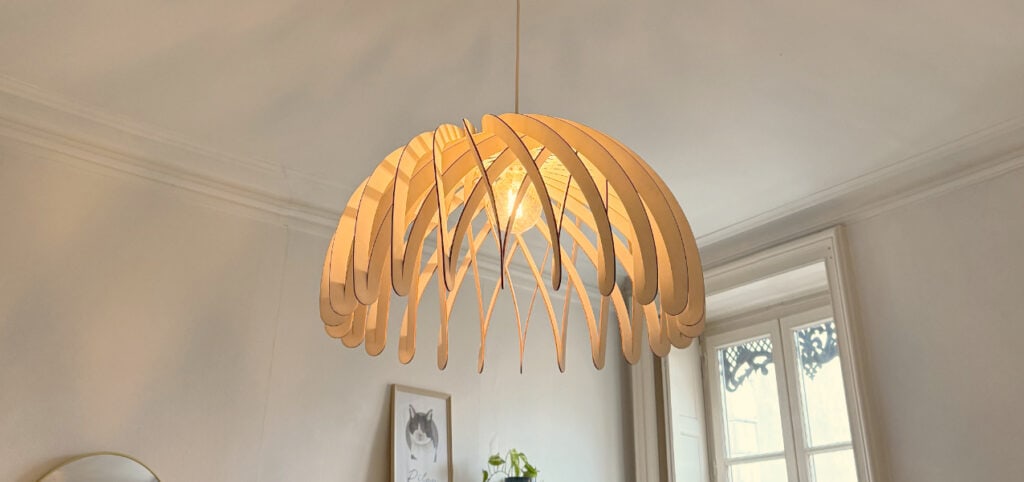 Suze La méduse, grand lustre en bois