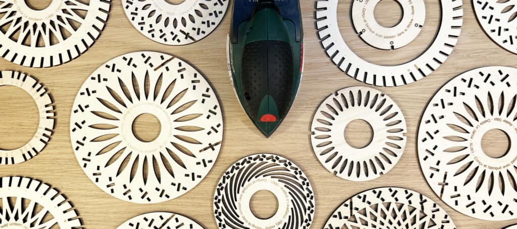 Ponçage et contrôle qualité d'un luminaire en bois