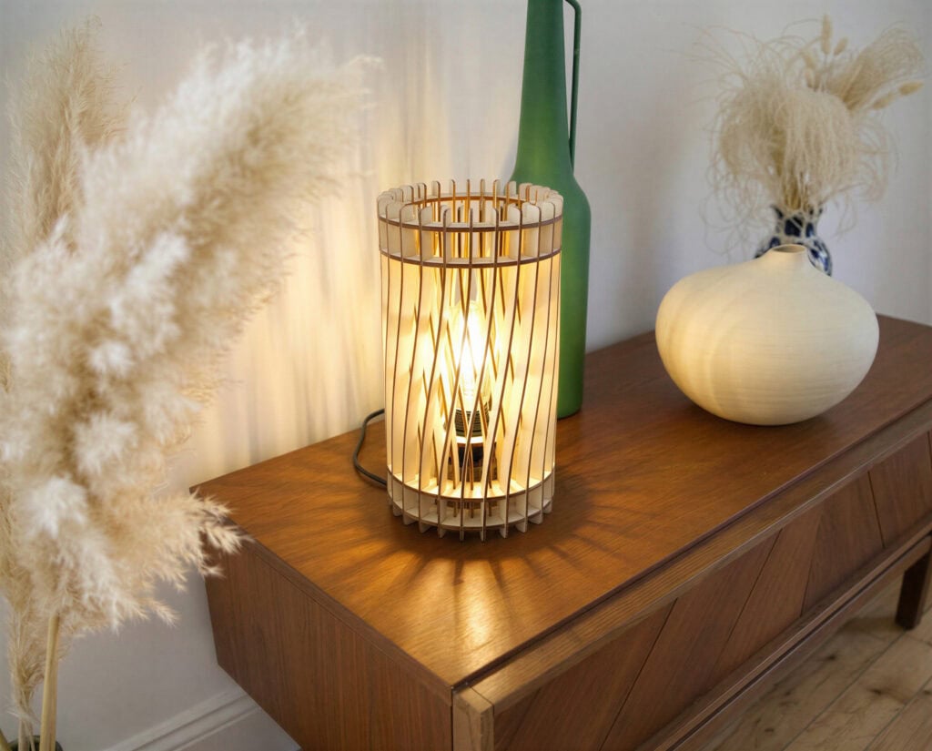 Lampe déco sur un buffet dans un salon neuf et moderne
