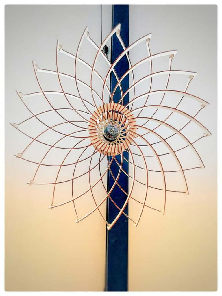 Un luminaire moderne en bois, naturel et floral