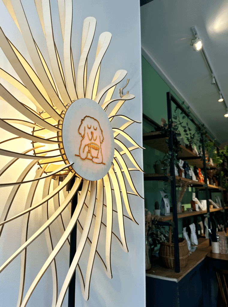 Un lampadaire déco dans un café