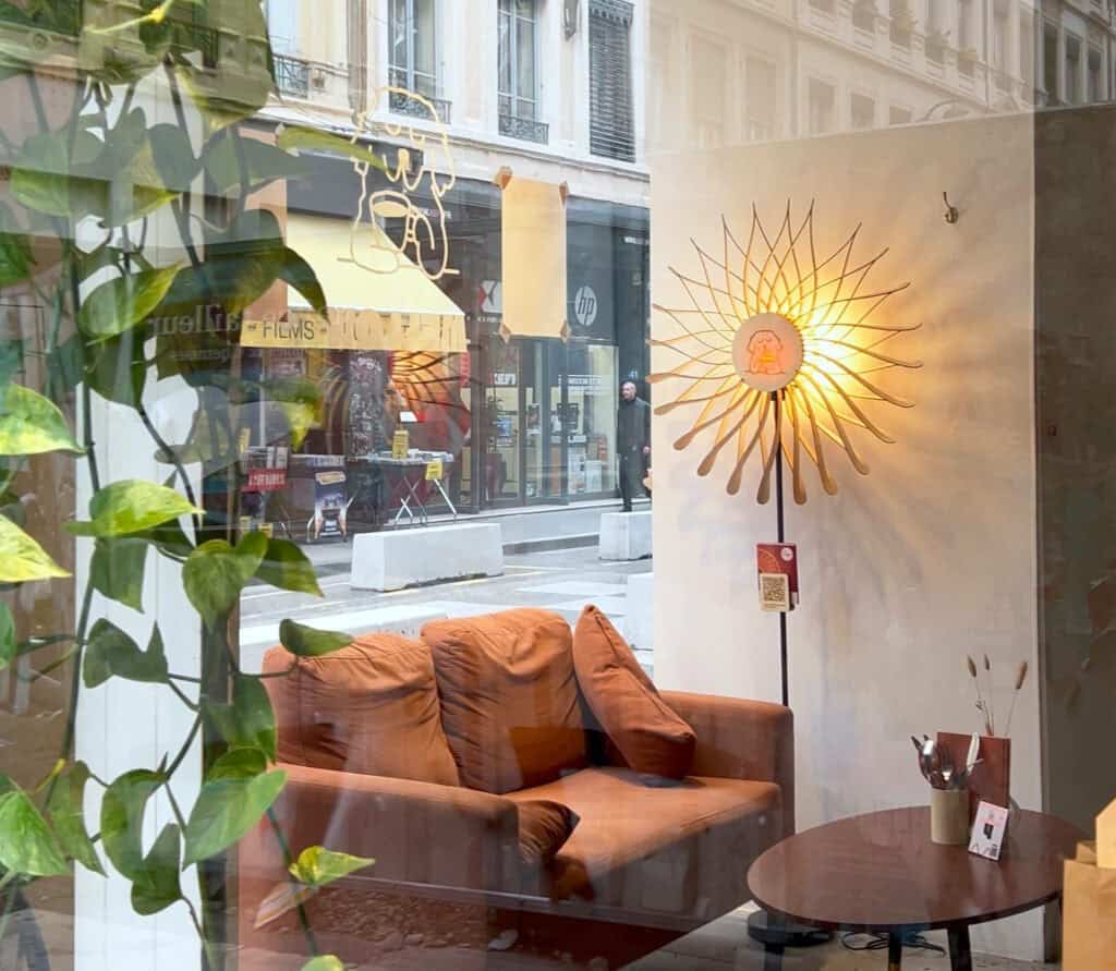 Une lampe sur pied en bois dans un Coffee shop à lyon