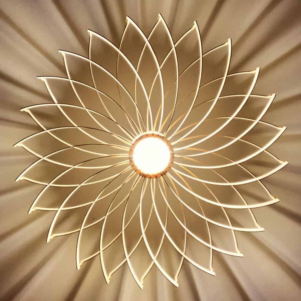 Luminaire en bois majestueux vue de dessous