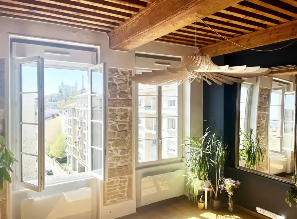 Gaston Le chardon - Luminaire en bois artisanal à Lyon avec vue sur Fourvière