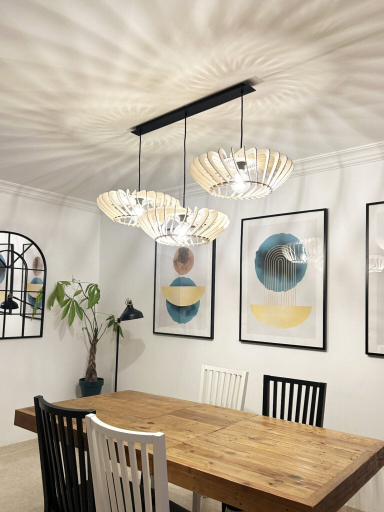 Luminaire design en bois, dans un salon moderne chic