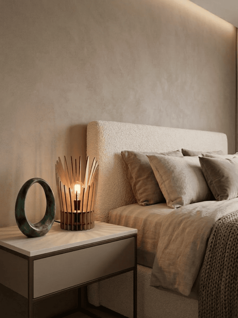 Lampe à poser bois La merveilleuse – édition spéciale fête des mères sur une table de chevet