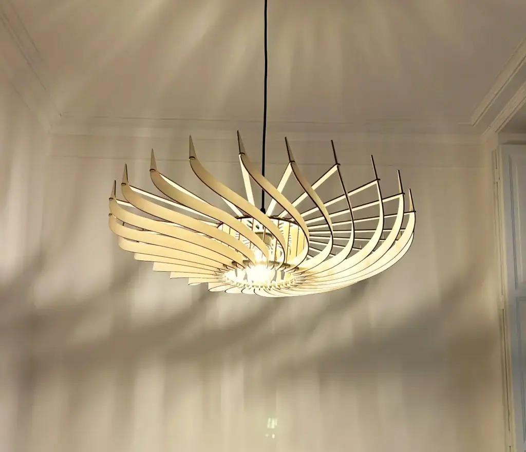 Suspension en bois Claudine la turbine projetant ses ombres sur les murs d'un salon parisien